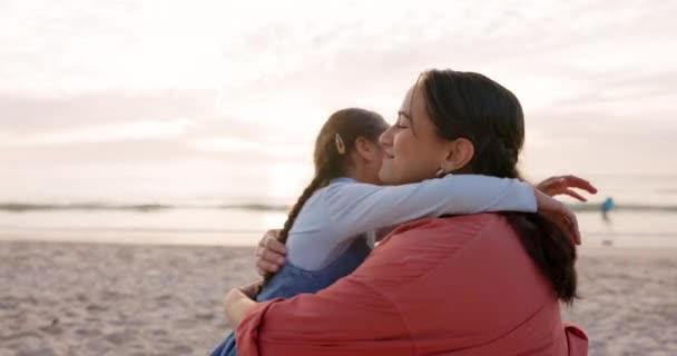 Plage Mère Enfant Embrassent Plein Air Pendant Les Vacances Famille — Video
