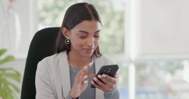 Mujer Teléfono Inteligente Emocionado Oficina Con Mensajes Texto Cita Línea — Vídeo de stock