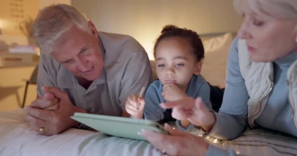 祖父母 孩子和平板电脑在床上 夜间或一起在家用笔学习 阅读或写作 打字或游戏在卧室触摸屏上的老年妇女 男子和幼儿 — 图库视频影像