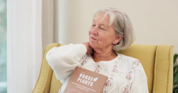 Dor Pescoço Ansiedade Mulher Idosa Sofá Com Artrite Osteoporose Problema — Vídeo de Stock