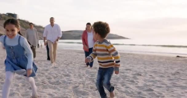 Familie Strand Und Joggen Mit Eltern Die Begeistert Sind Von — Stockvideo