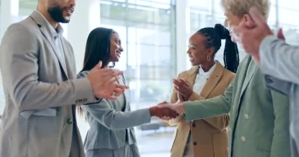 与商界人士握手 并为招聘成功 欢迎或表扬而得到掌声 在人力资源部门经理和女性握手的情况下 提升或感谢你 — 图库视频影像
