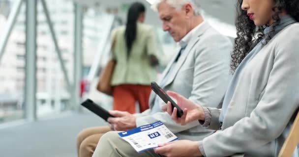 Telefone Bilhete Mulher Negócios Aeroporto Com Cartão Embarque Documentos Pesquisa — Vídeo de Stock