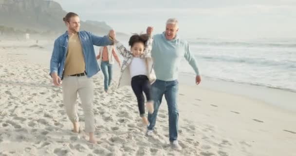 Familie Strand Und Papa Schaukeln Mädchen Mit Großeltern Urlaub Oder — Stockvideo