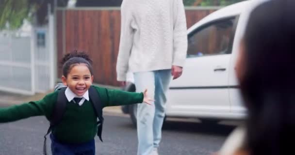 Přijďte Domů Studentka Objímající Svou Šťastnou Matku Venku Školním Vzdělání — Stock video