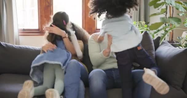 Famiglia Genitori Bambini Abbracciano Sul Divano Legare Trascorrere Del Tempo — Video Stock