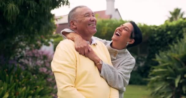 Hug Kebun Dan Pasangan Tua Dengan Cinta Lucu Dan Pernikahan — Stok Video