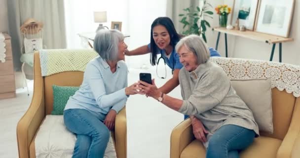 ラウンジ ポスト ウェブブログで笑顔 リラックス または記憶のためのシニア女性の友人 看護師とセルフィー 高齢アジアの女性 ソーシャルメディアのためのグループと写真 看護ホームでのプロフィール画像や多様性 — ストック動画
