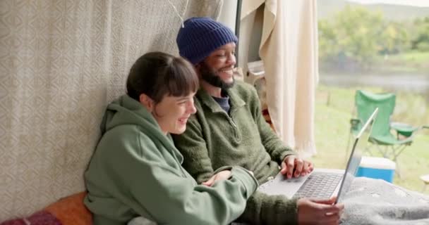 Drôle Camping Ordinateur Portable Avec Couple Interracial Dans Nature Pour — Video