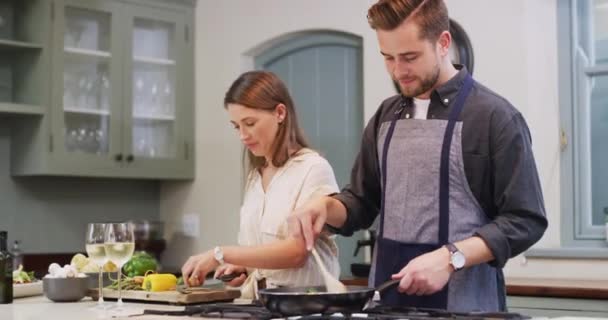 Koken Gelukkig Koppel Met Pan Keuken Voor Lunch Diner Romantisch — Stockvideo
