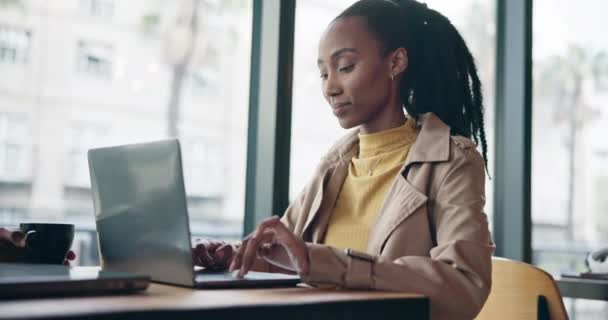 コーヒーショップ リモートワーク インターネット ウェブ 検索で電子メールを読んでラップトップに入力する黒人女性 カフェ レストラン 店舗でコンピュータ フリーランス ハッピーコピーライター — ストック動画