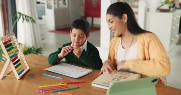 妇女和儿童在家里带数学 客厅或男孩带着作业 写作和学习餐桌 发展和与母亲或导师一起帮助工作 知识或学习的儿童 — 图库视频影像