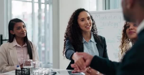 商务人员 会议和握手为营销团队 策略或合同协议 管理层 妇女和与首席执行官握手 入职或与工作规划部门合作 — 图库视频影像