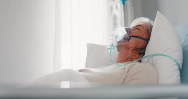 Νοσοκομείο Μάσκα Οξυγόνου Και Ηλικιωμένη Γυναίκα Στο Κρεβάτι Για Ανάρρωση — Αρχείο Βίντεο
