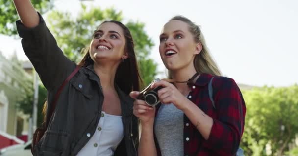 Prieteni Cameră Călătorie Arătând Fericire Plimbându Drum Oraș Vacanță Tineri — Videoclip de stoc