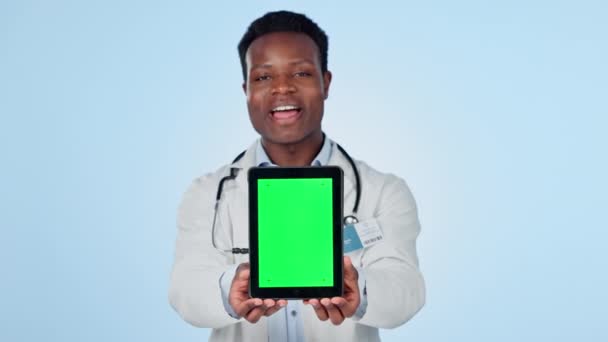 Schermo Verde Tablet Volto Dell Uomo Medico Studio Contattarci Faq — Video Stock
