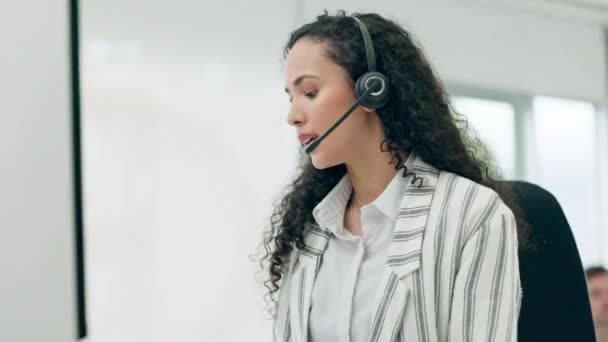 Kulaklık Konuşma Çağrı Merkezinde Bir Kadın Müşteri Hizmetleri Tele Pazarlama — Stok video