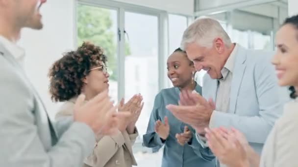 チームワークの達成 またはオフィスでのミッションを祝うためにビジネスマン ミーティング チームビルディング 職場でのプロモーションに感謝する従業員のグループ — ストック動画