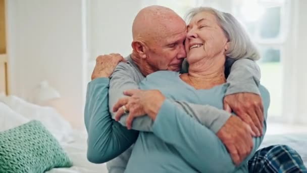 上了年纪的夫妻 在卧室里拥抱和爱 在家里一起关心和聊天 老年男子和快乐的女人在床上 浪漫和联系的支持 关系或承诺的婚姻 — 图库视频影像