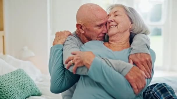 Pareja Mayor Abrazo Amor Dormitorio Cuidado Conversación Juntos Casa Abrazo — Vídeos de Stock