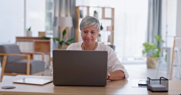 Trabalho Remoto Casa Sorriso Mulher Idosa Com Laptop Digitação Feedback — Vídeo de Stock