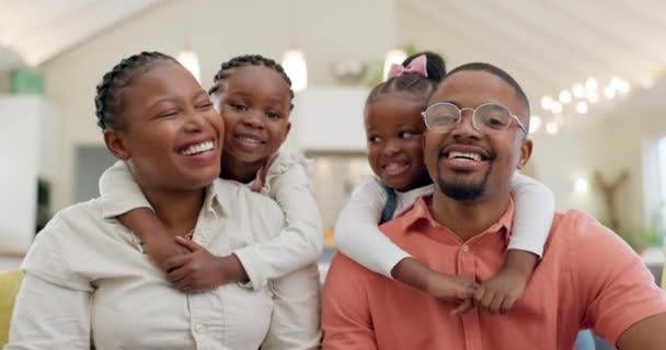 Czarna Rodzina Twarz Szczęśliwa Rodzicami Dziećmi Domu Miłość Więź Przytuleniem — Wideo stockowe