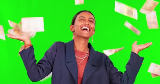 幸せな女性 お金の雨とスタジオの背景に金融の自由で緑の画面で受賞 宝くじ 賞金やモックアップスペースでお祝いに現金 貯蓄やローンのための喜びの女性の人 — ストック動画