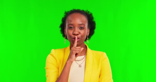 黑人妇女 沉默和手指的绿色屏幕 脸或微笑的秘密 流言蜚语或交易的嘲讽 非洲企业家 女商人或用图标 感叹号和签名为安静 销售或宣传盖住嘴唇 — 图库视频影像