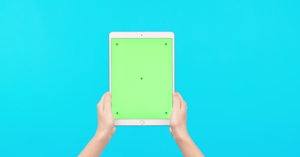 Person Hände Und Tablet Auf Attrappe Mit Grünem Bildschirm Für — Stockvideo
