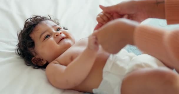 Φροντίδα Ευτυχισμένη Και Μητέρα Μωρό Στο Κρεβάτι Για Παιχνιδιάρικο Αγάπη — Αρχείο Βίντεο