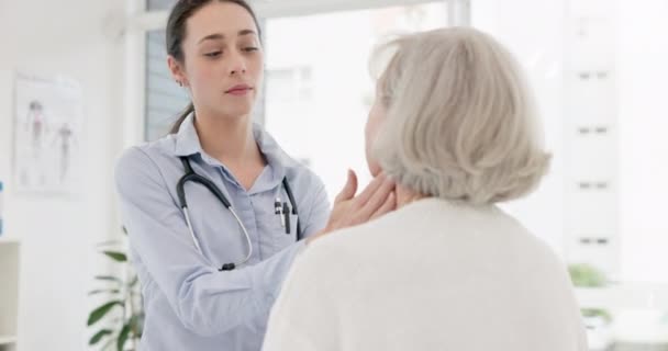 感受颈部 医生和一位老年妇女的医疗保健检查 咨询或疼痛 药品和一名医护人员 检查一名在诊所受伤的老年病人 — 图库视频影像