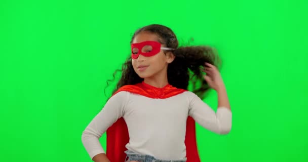超级英雄和绿屏与面具 头发翻转和争取正义在模拟 年轻女孩 有自信的权力和肖像 超级英雄斗篷 在工作室背景中制止犯罪 — 图库视频影像