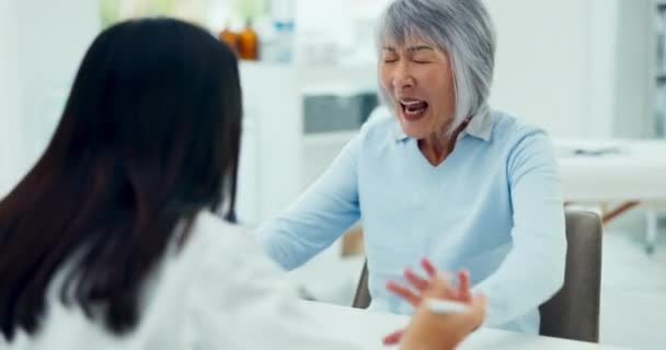 Gesundheit Feier Und Gute Nachrichten Eine Seniorin Spricht Während Einer — Stockvideo