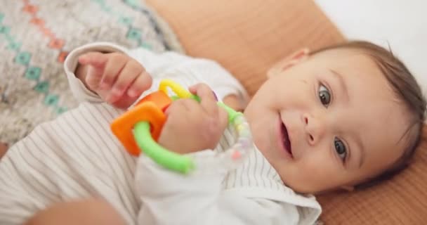 Niedliches Spielendes Und Süßes Baby Mit Einem Spielzeug Auf Einer — Stockvideo