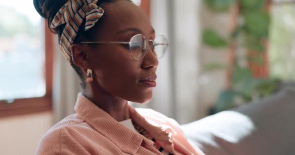 Casa Relaxar Pensar Com Mulher Negra Solução Criatividade Com Resolução — Vídeo de Stock