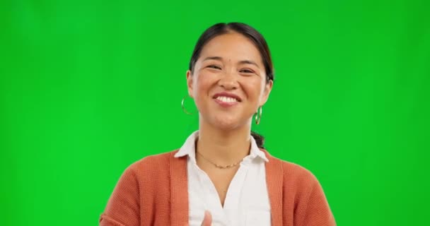 スタジオの背景のモックアップに隔離された緑色の画面で ビデオ通話中の顔 肖像画 こんにちはと仮想チャットで話している人 ウェビナーやオンライン会議 コミュニケーションと幸福 — ストック動画