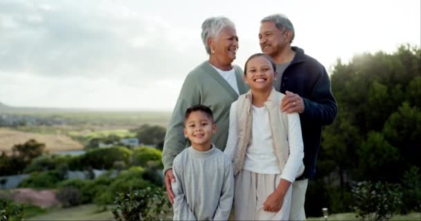 Sonríe Cara Abuelos Con Sus Nietos Naturaleza Vacaciones Familiares Vacaciones — Vídeo de stock
