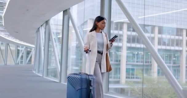 女商务人士和带行李的电话短信 供公司旅行和通勤之用 手提箱 移动网络和女性专业人员与社交媒体和应用程序滚动步行度假 — 图库视频影像