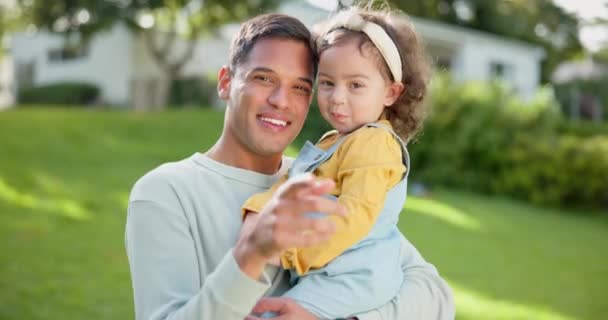 爸爸和女孩的肖像 带着微笑在花园 后院或幸福地一起欢笑 托德勒 父亲和孩子 假期或指指点着家人 脸上挂着笑容 — 图库视频影像