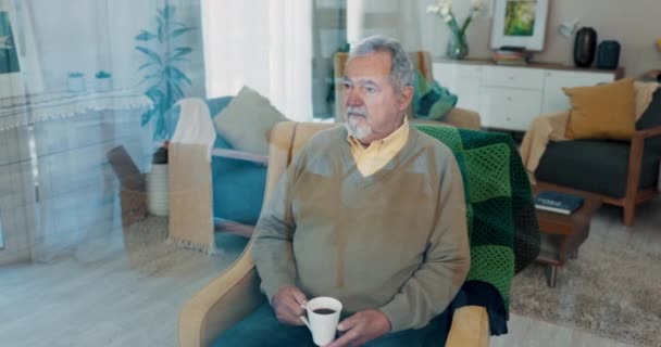 Düşünen Sakin Yaşlı Bir Adam Huzurevinin Oturma Odasında Bir Sandalyede — Stok video