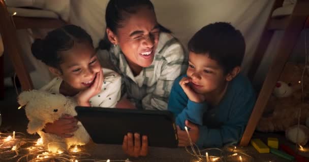 야영지에서 인터넷 비디오 영화를 스트리밍하는 아이들 태블릿 어둡고 디지털이고 부모님들이나 — 비디오