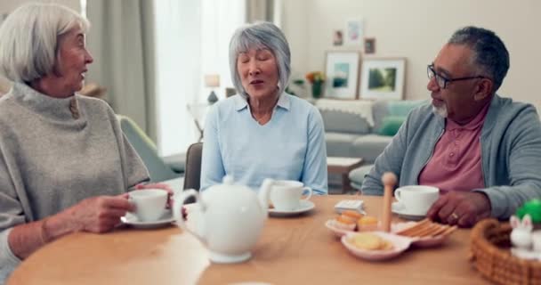 Φίλοι Ηλικιωμένοι Και Πίνοντας Τσάι Και Μιλώντας Στο Τραπέζι Ένα — Αρχείο Βίντεο