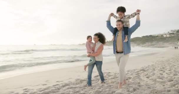 Famiglia Spiaggia Bambini Ragazza Sulle Spalle Papà Vacanza Insieme Una — Video Stock