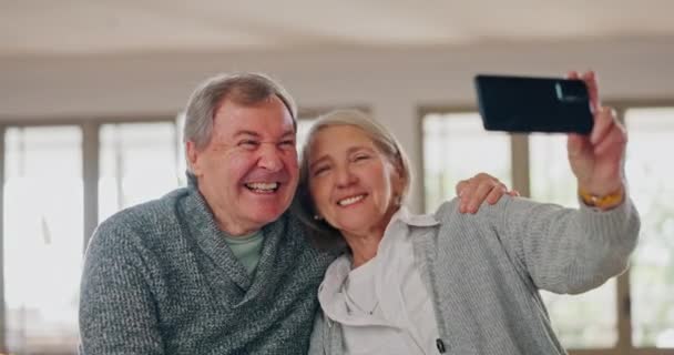亲吻和与自拍的老夫妇在客厅里照顾 信任和支持在家里 智能手机 人物形象图片和老年人在一个充满爱 乐趣和退休 自由或联系的房子里 — 图库视频影像