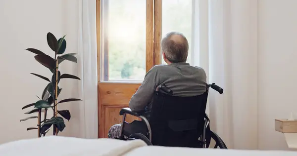 Wózek Inwalidzki Myślący Starszy Mężczyzna Powrotem Domu Spokojnej Starości Zdrowiem — Zdjęcie stockowe