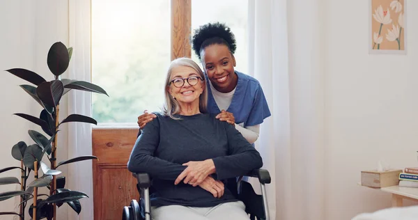 Cuidados Sênior Enfermeira Mulher Idosa Com Cadeira Rodas Retrato Sorriso — Fotografia de Stock