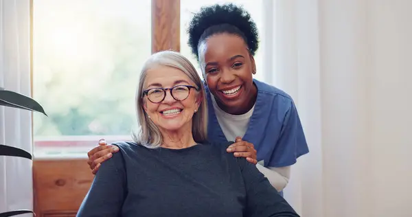 Cuidados Sênior Enfermeira Mulher Idosa Com Sorriso Retrato Saúde Casa — Fotografia de Stock