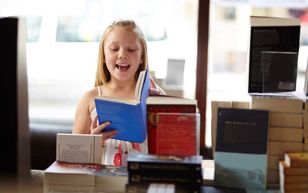 Lachen Stapel Boeken Kind Boekhandel Leren Ontspannen Studeren Huiswerk Kennis — Stockfoto
