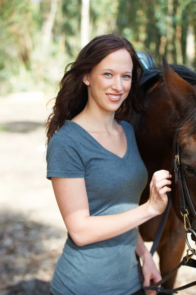 Feliz Natureza Retrato Para Mulher Com Seu Cavalo Uma Fazenda — Fotografia de Stock