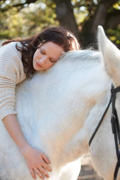 Природа Любовь Женщина Лежащая Лошади Открытой Ферме Спортивных Скачек Улыбка — стоковое фото